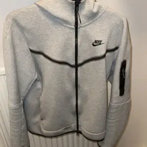 Tjena! Säljer en grå Nike tech fleece tröja i size M condition 8/10