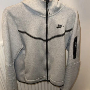 Nike tech fleece  - Tjena! Säljer en grå Nike tech fleece tröja i size M condition 8/10