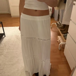 Vit långkjol - Supersöt vit långkjol💕 Köpt här på plick så bilderna är lånade av henne (hon är 162)🫶🏼 Skriv till mig om bilder o mått💕