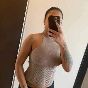 Ribbad topp  - Skitsnygg topp, figurnära i ribbat material.  Aldrig använd endast upptvättad. 