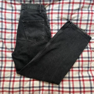 BDG ”Jack” baggy jeans - Baggy jeans från BDG med stilen ”Jack”.  Snygg mörk wash, passar påsigt med storlek 28 i midjan och 32 i längd.  Nypris: 700kr  Bra skick!  