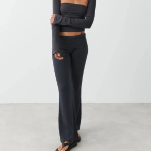 Yoga pants - Säljer dessa superfina soft touch pants i yoga stil i mörkgrå färg, strl S. Från Gina Tricot, endast använda ett fåtal gånger!