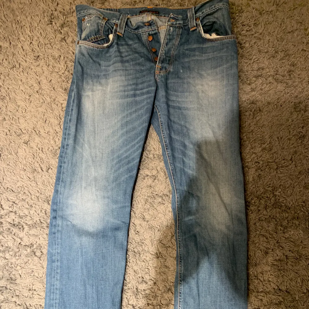 Säljer mina snygga nudie jeans. Midjan är lite mindre skulle jag säga och motsvarar ungefär 34/34.. Jeans & Byxor.