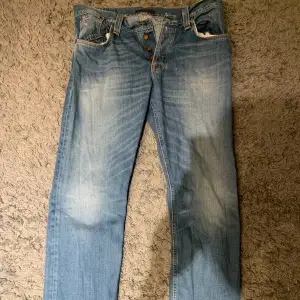 Säljer mina snygga nudie jeans. Midjan är lite mindre skulle jag säga och motsvarar ungefär 34/34.