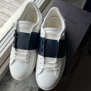 Valentino skor - Valentino opens i nyskick (använda en gång). Valentino open med mörkblå (navy) streck som oavsett trend är sjukt fina dojjor som passar till ALLT. Dessa skor är i storlek 41 men sitter lite större och passar även 42.  RRP~ 6000 SEK. Bud från 3000🙌