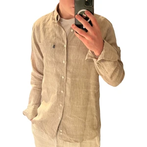 Park Lane linneskjorta  - Riktigt fräsch linne skjorta från Park Lane i en brun beige färg perfekt för sommarens varma väder. 100%linne. Riktigt fint skick utan några defekter, nästintill ny. Storlek small.  Svarar gärna på frågor. Kolla min profil för fler skjortor🤙🏻