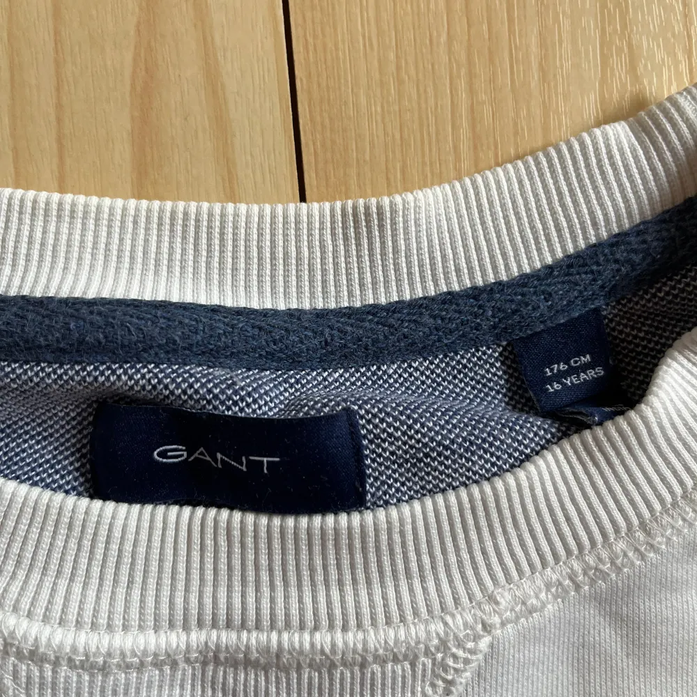 Hörde jag laid back!? GANT sweatshirt i storlek 176 mycket bra skick 9/10. Tröjor & Koftor.