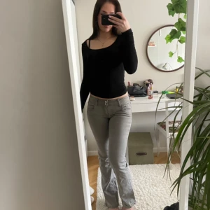 Lågmidiade gråa jeans - Fina lågmidjade jeans från Gina kids, köpa för ett tag sedan och ganska använda. De är i st 158 och passar bra i längden, jag är runt 1.70 💋