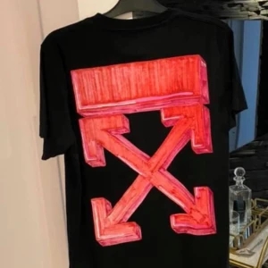 Off White T shirt - Off White T-shirt. Köpt i Spanien/marbella för ca 3000kr. Kvitto och tags finns. Skambud undanbedes! Nyskick.