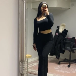 Svart baströja  - Säljer min svarta lite kortare svarta tröja. Den är långärmad och är i ribbed material. Har bytt klädstil så använder den inte längre. Nypris 99kr. Den är i nyskick och passar öve S/M. Hör av dig om du undrar över något🖤🐘☕️