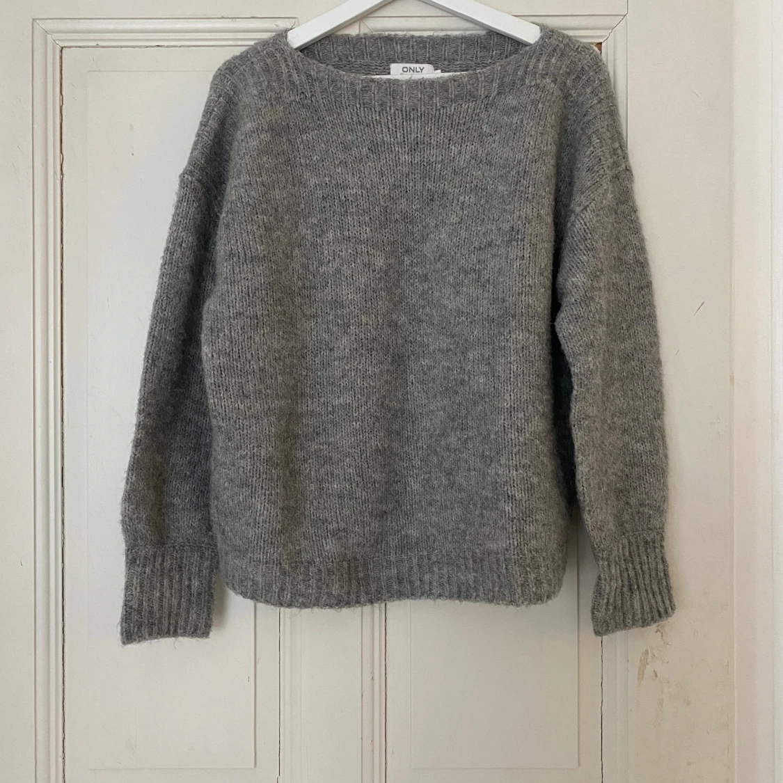 Grå stickad tröja
