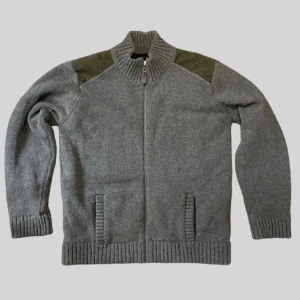 Fullzip cardigan  - Tja. Säljer denna snygga fullzip cardiganen som passar perfekt nu till våren. Priset är naturligtvis inte hugget i sten och kan diskuteras. Vid frågor och fler bilder är det bara att höra av dig 📩📩📩