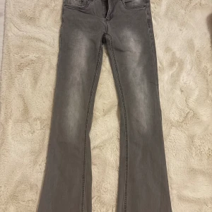Jeans - Säljer dessa gråa jeansen från d-xel i storlek 15 år/167 typ. De är från kidsbrandstore och jag har inte använt de många gånger och därför är de väldigt fina. Hör av er vid fler frågor mm.❤️