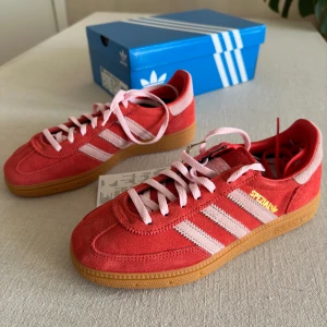 Adidas Spezial Bright Red / Clear Pink / Röda / Rosa - ✨Jättefina helt nya och oanvända röd/rosa Adidas Spezial i storlek 36 2/3. Slutsålda överallt. Bara höra av er vid frågor✨