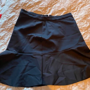 Samsoe kjol - Svart Samsoe kjol med dragkedja bak Superfin med liten ”volang” nedtill Storlek M/38 Helt ny aldrig använd  Rök och djurfritt hem! Nypris 999kr