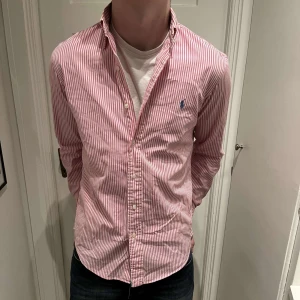 Ralph Lauren skjorta  - Raffe skjorta perfekt till sommaren-Storlek S-killen på bilden är 182-kom dm om du har några funderingar