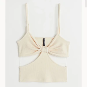 Fest topp - Hej säljer denna topp då den är lite för liten för mig, den är fin till fest eller sommaren!! Knappt använd💕