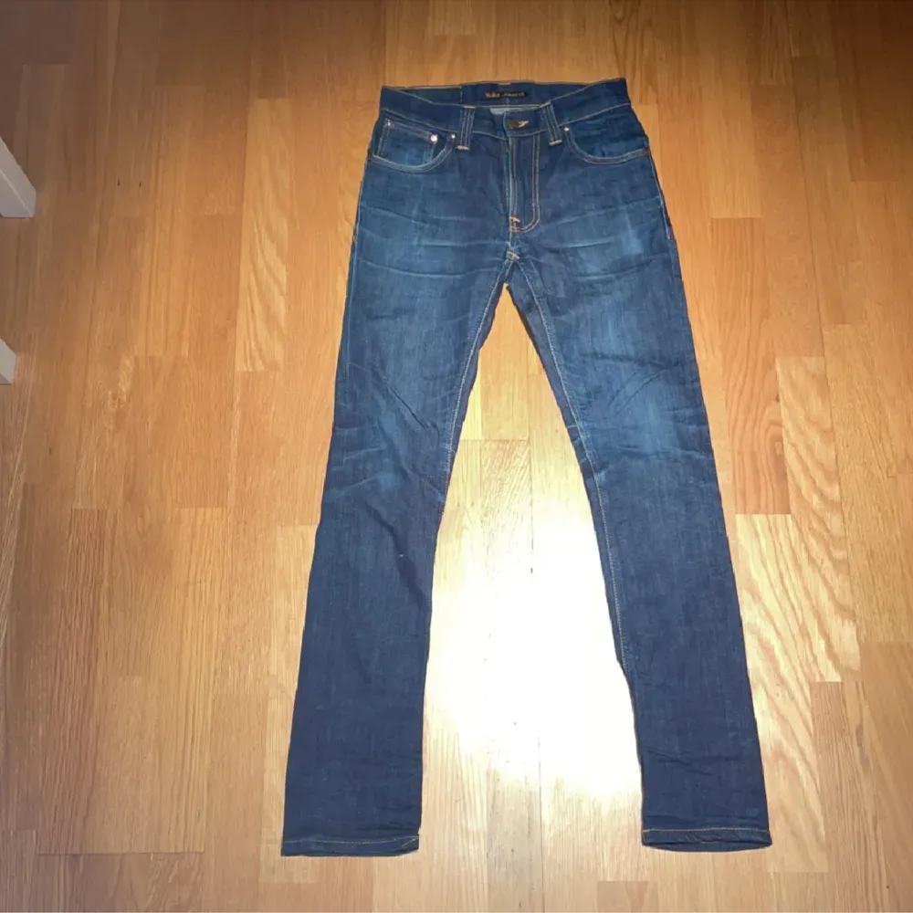 Fina nudie jeans med ett minimalist hål  vid skrevet. Jeans & Byxor.