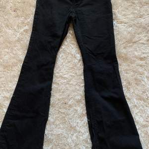 Low waisted bootcut jeans från H&M. Dem är använda fåtal gånger och är i storlek 146/152, men dem passar även XXXS/XXS