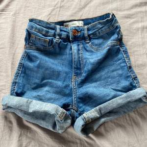 Blåa jeansshorts ifrån Gina🤍 Inte använda då dom är fel storlek och jag aldrig orkade lämna tillbaka dom. Dom är väldigt stretchiga🤍