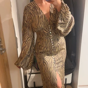 Positano dress från adoore - Säljer denna populära klänningen från adoore. Helt slutsåld på hemsidan. Den är endast testad, prislapp kvar!