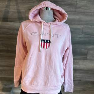 Säljer denna rosa Gant hoodie som är i storlek M. Använd fåtal gånger och är i mycket bra skick. Säljer hoodien för 200 kr och köptes för 900 kr 