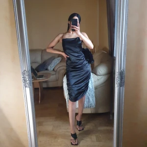 Cocktail klänning  - Svart klänning som faller snyggt och formar kroppen. Inget fel på klänningen men den är förstor tyvärr. Den har trådar man knyter i axlarna. Passar M/L. Jag är 173cm (xs) och alltid nytvättat innan utskick🐈‍⬛🐈‍⬛