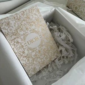 DIOR ANTECKNINGSBOK  - Helt ny anteckningsbok från Beauty Dior. Stora lådan tillkommer ej med, endast bokens förpackning! 