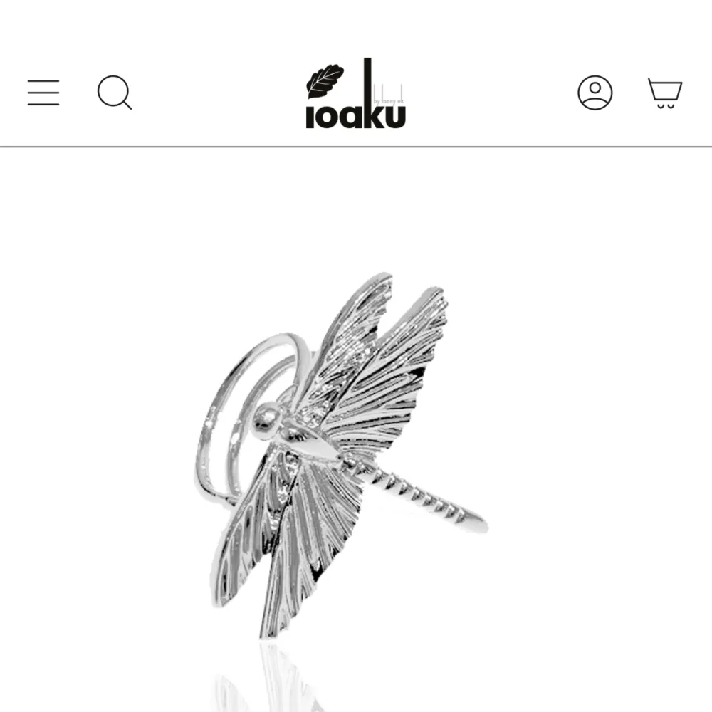 Säljer denna jättefina Ioaku Dragonfly ringen! Helt ny och oanvänd med box kvar💗 Den är justerbar! Nypris är 599kr, köp direkt för 299!. Accessoarer.