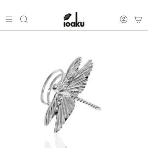 Säljer denna jättefina Ioaku Dragonfly ringen! Helt ny och oanvänd med box kvar💗 Den är justerbar! Nypris är 599kr, köp direkt för 299!