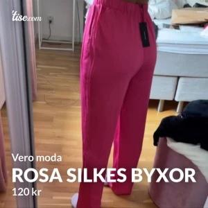 Rosa satin byxor  - Superfina satinbyxor i rosa från Vero Moda i storlek M. Dessa är raka i modellen och superskönt. Enbart använda 1 gång, som nya! 