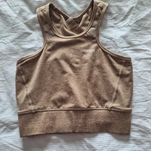 Stronger topp - Inprincip nyskick. Köpt secondhand av en tjej som knappast använt, jag har aldrig använt toppen själv då jag inte tränar i nuläget och det tar upp plats i garderoben bara. 