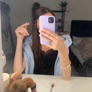 Stickad långärmad tröja - Säljer min fina tröja från vero moda då den ej kommer till anvädning längre🩷tröjan är inprincip i nya skick dvs inga hål eller skador på tröjan, bara tvättad. Storlek Xs. Skriv för fler bilder🩷