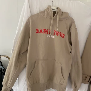Hoodie  - Fin hoodie som använts en del, stor i storleken