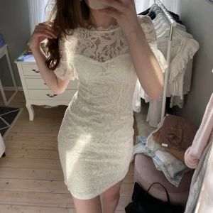 Vit spets klänning - En vit figurklänning perfekt till skolavslutningen eller studenten! Köpt för flera år sen och säljer då den inte längre kommer till användning💕 Unikt märke så det är liten sannnolikhet att någon annan i din skola har likadan!