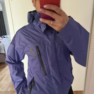 💛Lila regnjacka från FUNK💛 - Storlek XS (passar även S) . Se bild för materialinformation Utan anmärkning .
