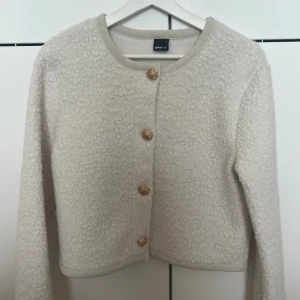 Boucle kofta - Boucle kofta ifrån ginatricot, storlek S. Använd en gång så i bra skick. Säljer för 170 kr💛