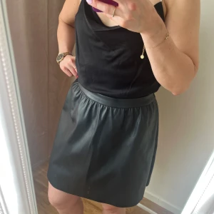 💛Svart kjol i skinnimitation från VILA💛 - Storlek S (Rymlig i midjan) . Se bild för materialinformation . Utan anmärkning .