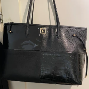 victoria’s secret väska 💗 - skit snygga detaljer, får plats med dator och mycket mer💗