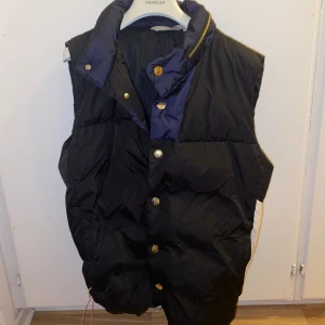 Moncler väst - 3 (M) Bra skick används fåtals gånger