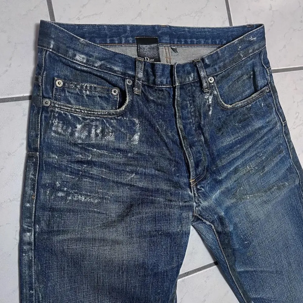Hedi slimane dior homme luster waxed clawmark jeans i size 29 väldigt bra condition för att vara 17 år gamla har lite distressing men går bra att ha på sig fortfarande. Jeans & Byxor.