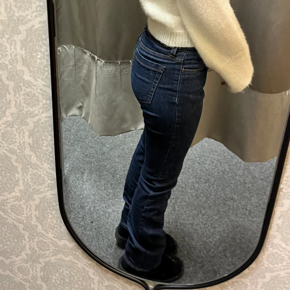 Lågmidjade jeans bootcut med diamanter på knapparna🤩🤩 Storlek xs/s men väldigt stretchiga!  köpta secondhand!  Skriv privat för mer bilder/ videos☺️☺️. Jeans & Byxor.