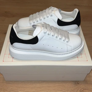 Alexander McQueen Skor - Storlek 42, är i helt nytt skick, fick dem i julklapp men dem passade tyvärr inte. Låda finns, 2 påsar av olika material, ett par extra snören och lite mer! Pris kan diskuteras!