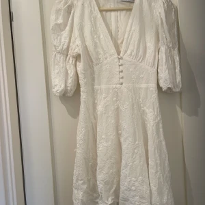 Adoore vit klänning - Fin sommar vit klänning från Adoore. Storlek 36, använd på en student. Fint skick.