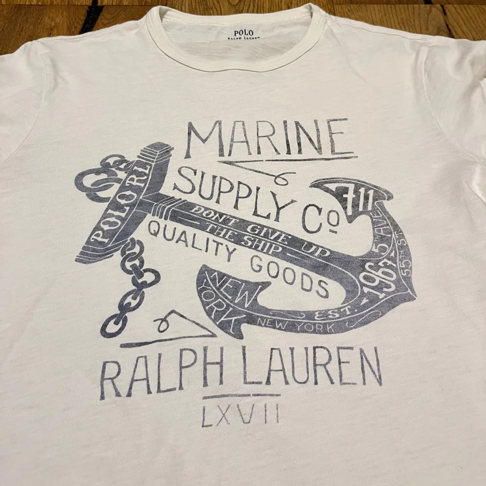 Sjukt fet ralph lauren tshirt med tryck, perfekt för sommaren. Väldigt fint skick, som ny i princip. Storlek S. Hör av er vid frågor!. T-shirts.