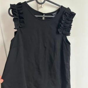 Linne - Linne med volang ärm från Lindex. Oanvänd, bara prislappen som är borta.