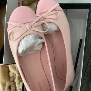 Rosa ballerina i fake lädermaterial, brukar ha 36 i skor, men dessa var för stora.