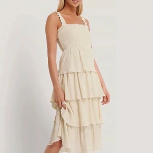 Vit/beige klänning AFJxNA-KD - Superfin sommarklänning som har använts få gånger☺️