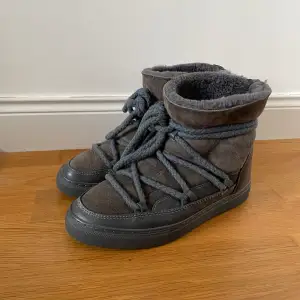 Mörkgråa Inuikii skor i storlek 38! Använda ungefär en vinter men inga tydliga defekter🥰 Nypris ca 3100 kr! 