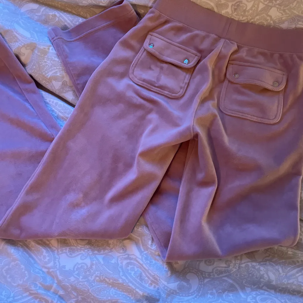 Jag säljer mina ljus rosa juicy couture byxor i storlek xs. Byxorna är använda men dem är inte trasiga. Köptes för 1100kr på juicys egna hemsida. Kontakta för mera bilder/info. Köparen står för frakten.. Jeans & Byxor.